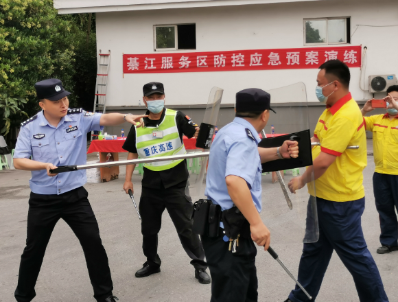 綦江警方联合加油站开展反恐消防应急演练